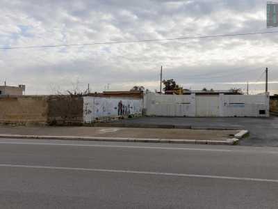 Dal lato opposto della via si trova invece un grande cancello bianco. � l�ingresso della Drop House Amaranta: centro per donne vittime di sfruttamento e violenza, aperto nel 2022